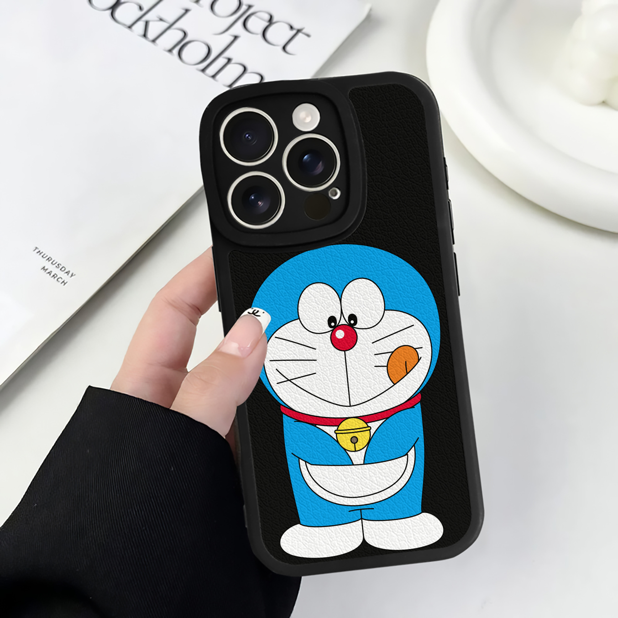 （画像用） ドラえもん Doraemon 【iPhone 16シリーズ対応】シリコンスマホケース（レザー調） 材質：シリコン